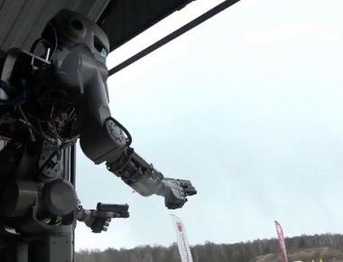 Το ρωσικό ρομπότ F.E.D.O.R σε ρόλο «Εξολοθρευτή» βάλλει με δύο πιστόλια! (βίντεο)